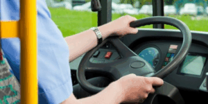 В Південній Кореї водій автобуса робив ставки підчас його руху