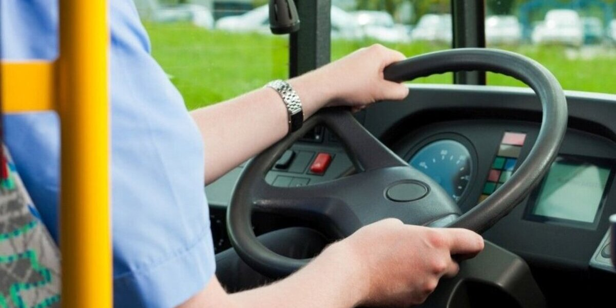 В Південній Кореї водій автобуса робив ставки підчас його руху